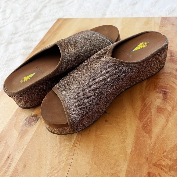 Volatile Gold Sandals Size 7 - Picture 1 of 4